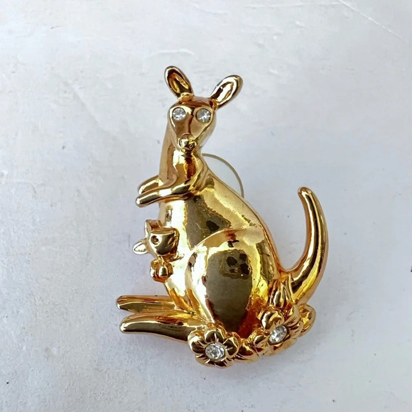 Vintage Avon Pin Brooch Gold Toned Kangaroo Joey And Flowers With Rhinestones - Picture 4 of 4